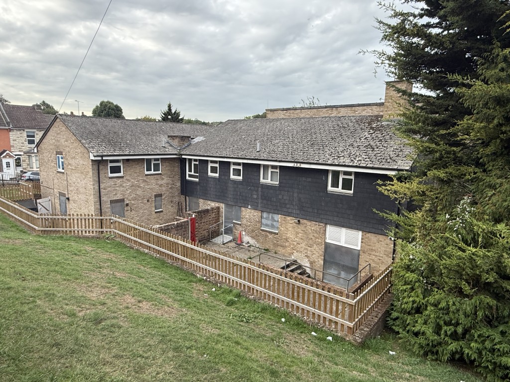 Lot: 20 - SUBSTANTIAL DETACHED BLOCK OF 23 UNITS ON 0.47 ACRES WITH DEVELOPMENT POTENTIAL - View of Large Block of Residential Units